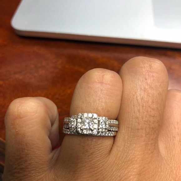 Vera Wang Bridal Set - Picture 5 of 5